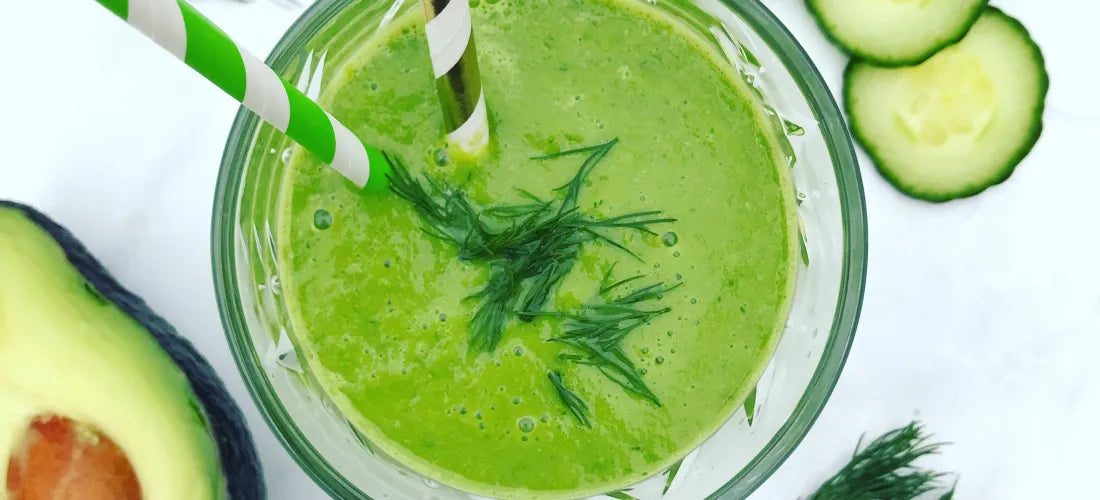 Groene avocado smoothie snijd de avocado door helft, verwijder pit en lepel het vruchtvlees eruit. Pel banaan