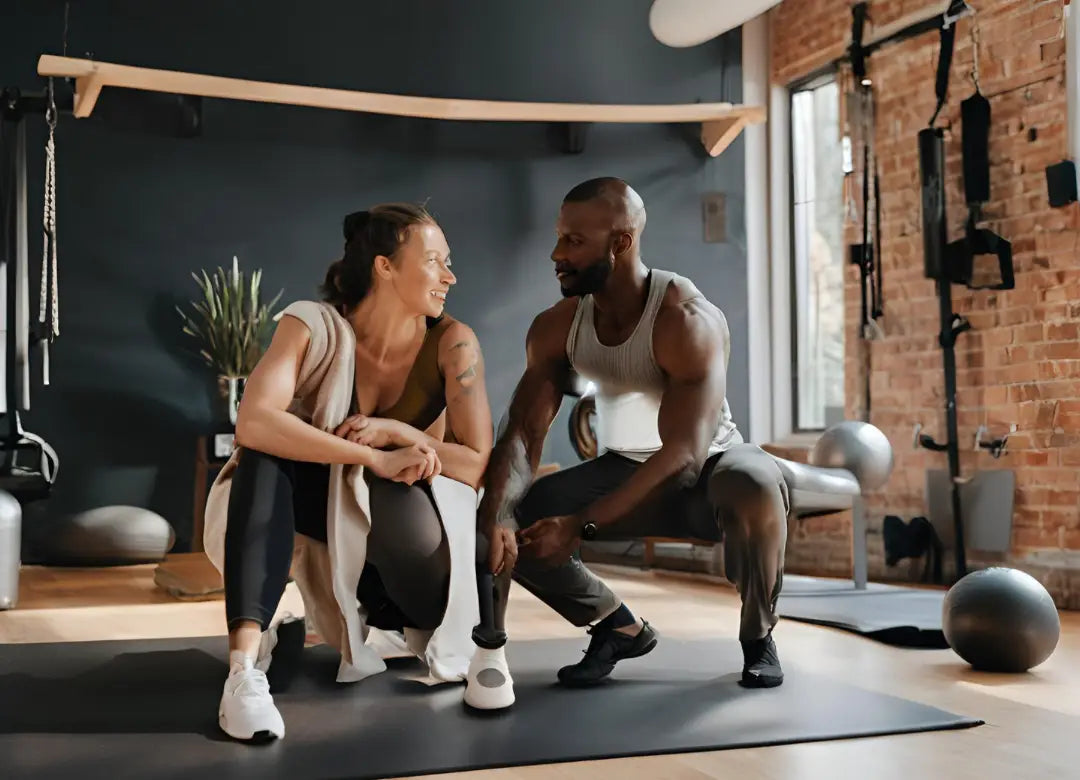 krachtstations en fitnessapparaten in een moderne thuisgym, waaronder een bankdrukstation, weerstandsbanden en dumbbells.