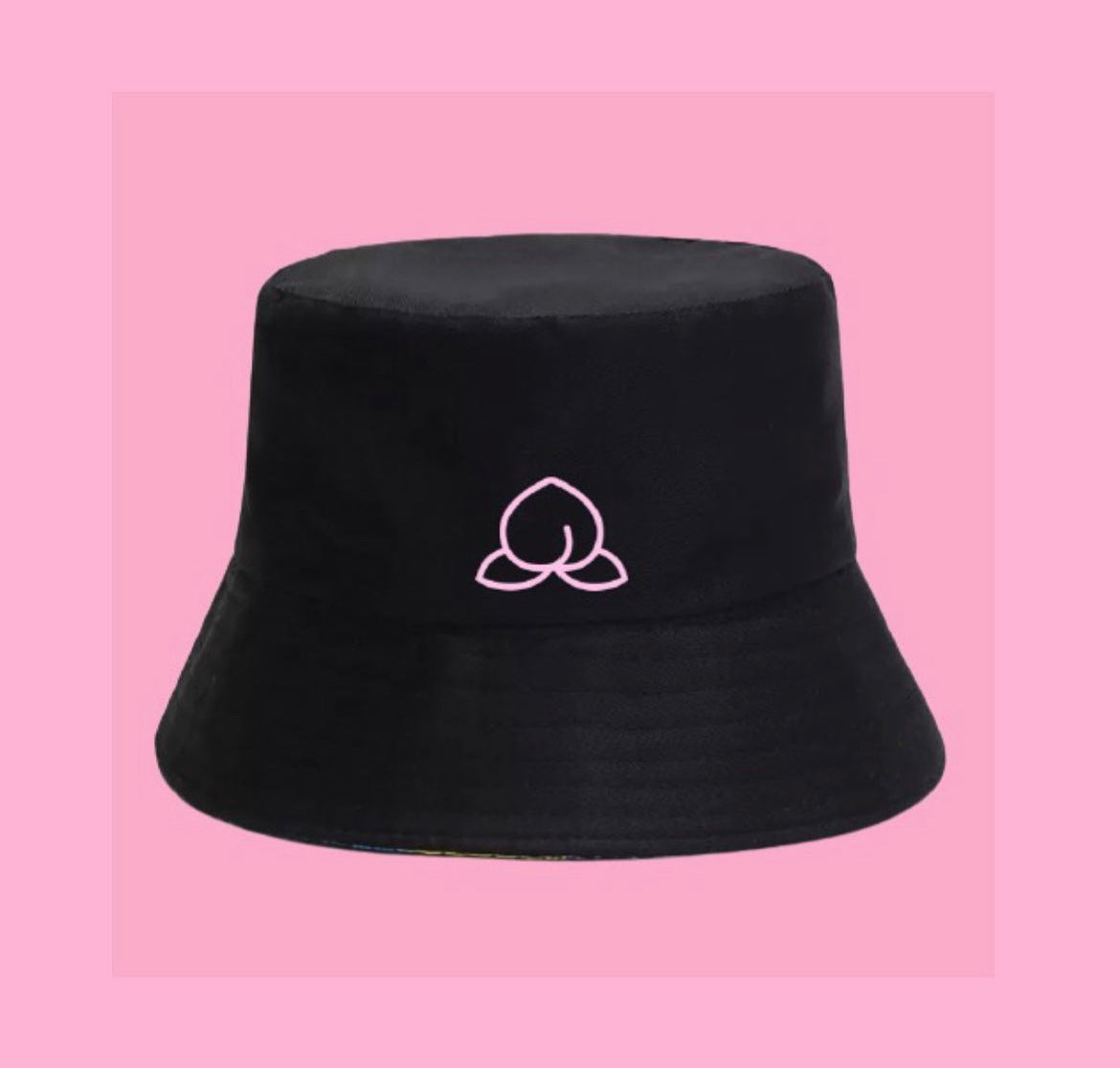 Zwarte vissershoedje buckethat met roze Bootyband logo.