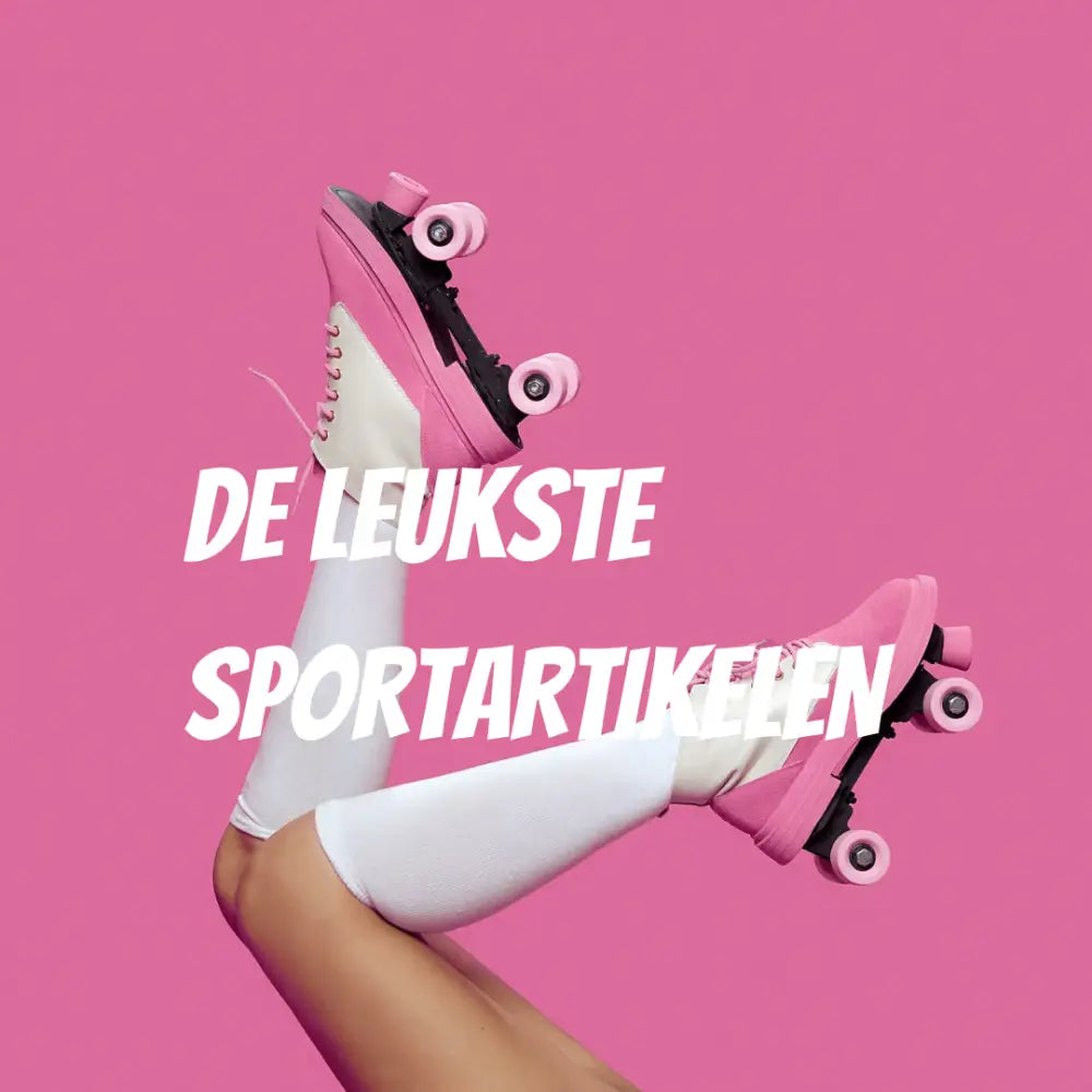 Roze rolschaats met witte sokken op een been tegen een roze achtergrond.