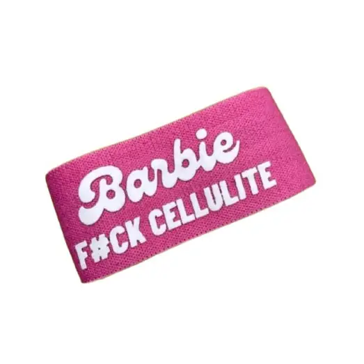 Roze hoofdband met witte ’Barbie’-tekst en een provocerende boodschap over cellulitis.