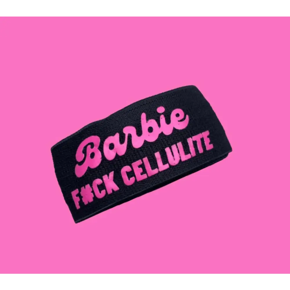 Zwarte hoofdband met roze ’Barbie F*ck Cellulite’ tekst.