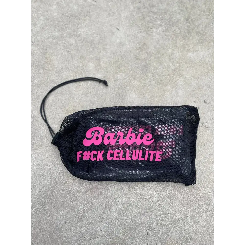 Zwarte netzak met roze ’Barbie F#CK CELLULITE’ tekst.