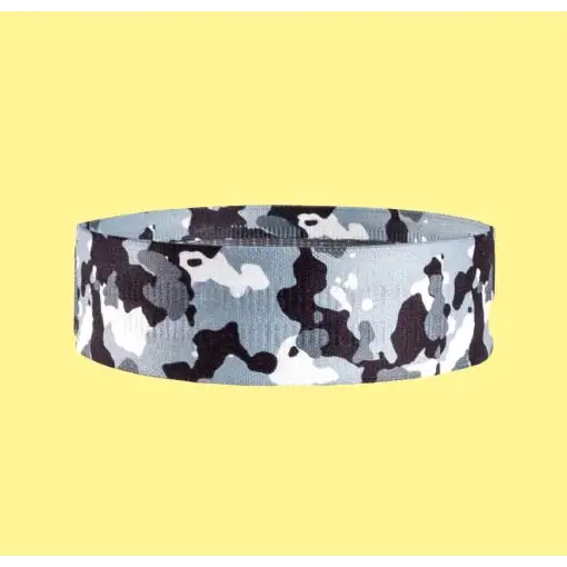 Hoofdband of polsband met camouflagepatroon in grijstinten, zwart en wit.