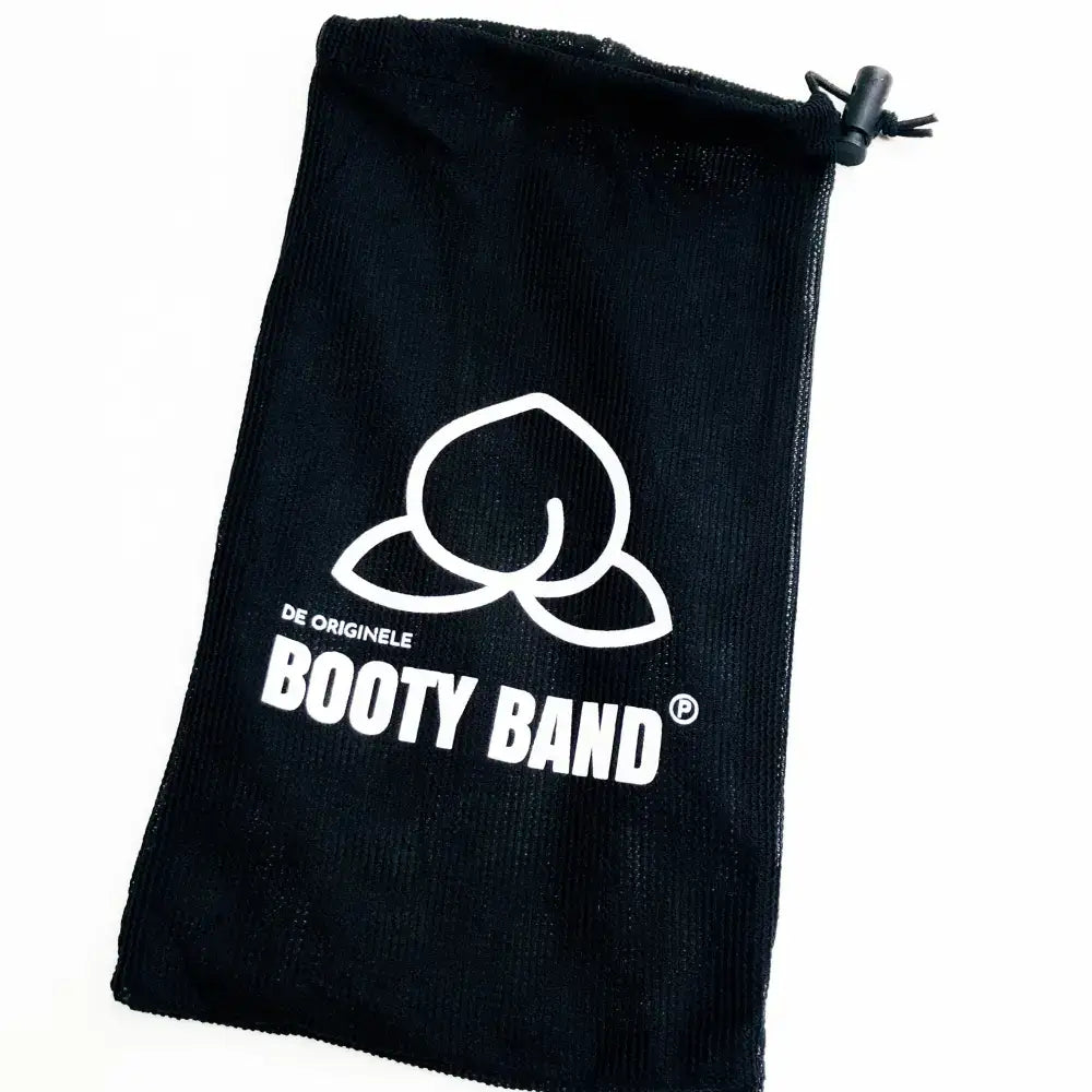 Zwarte tas met trekkoord en ’BOOTY BAND’-logo in wit.