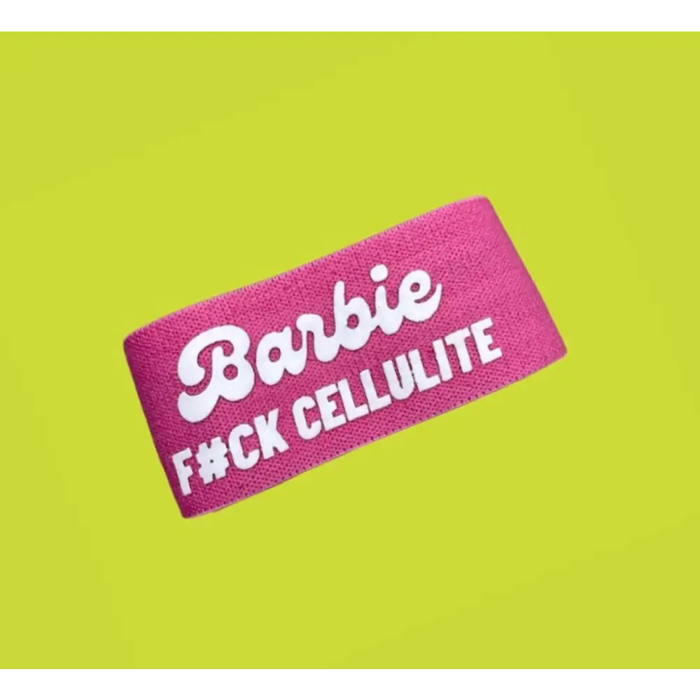 Roze stoffen patch met ’Barbie F#CK CELLULITE’ tekst in witte letters.