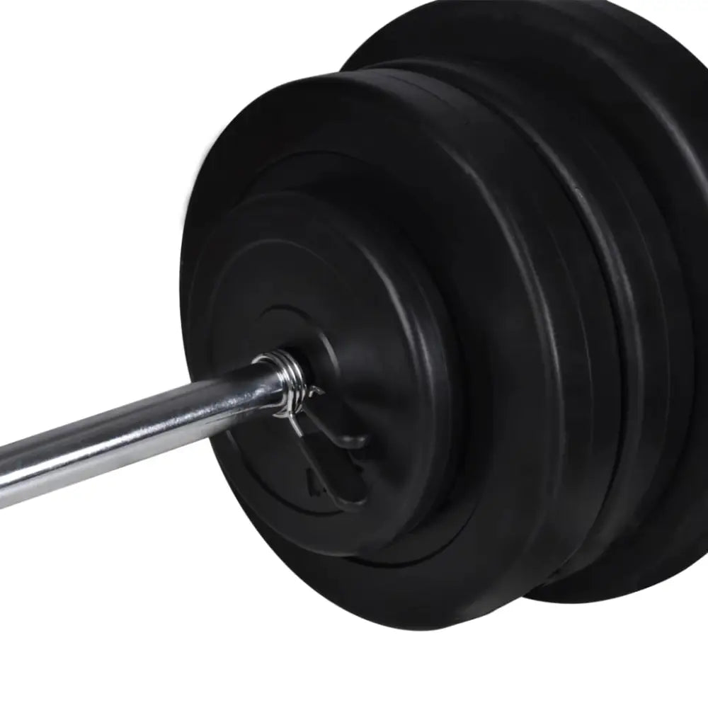 Barbell met zwarte halterschijven geladen op een zilveren stang.