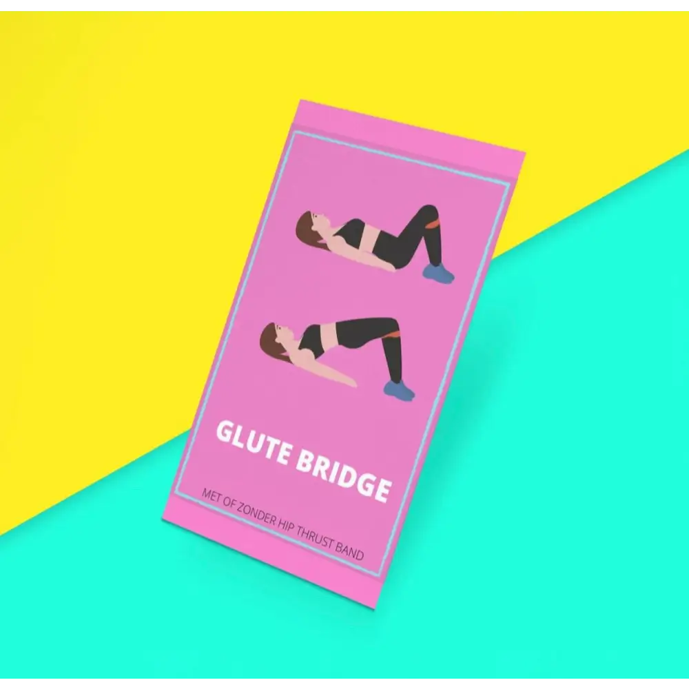 Roze kaart of boekje met de titel ’Glute Bridge’ met silhouetillustraties van de oefening.