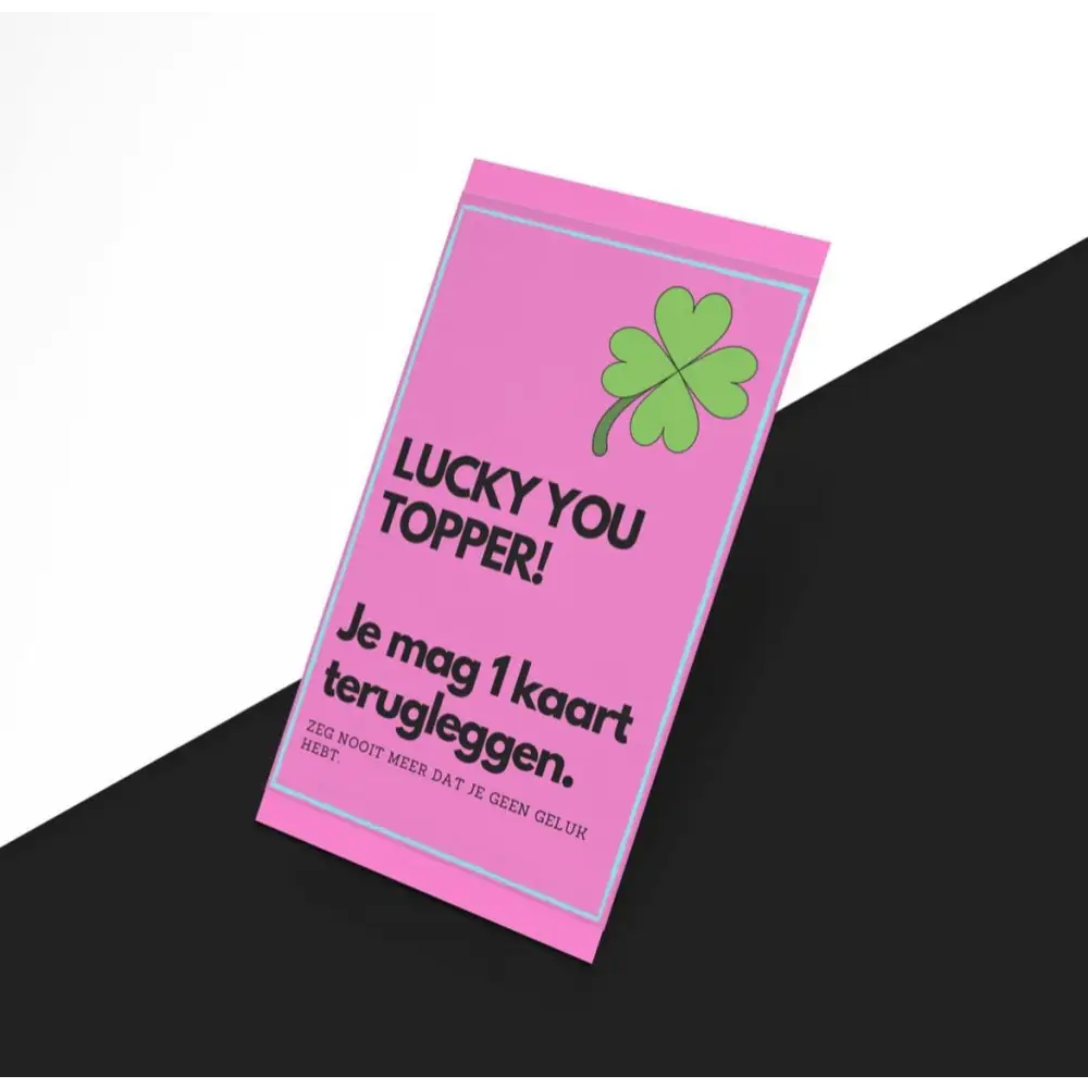 Roze kaartje of kaart met ’Lucky You Topper!’ tekst en een groen klavertjevier ontwerp.