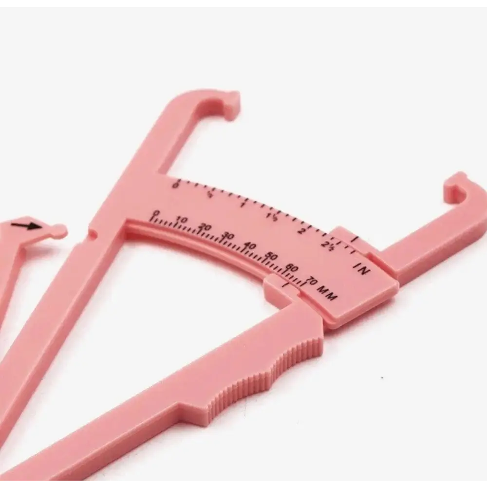 Roze plastic lichaamsvetmeter met meetschaal.