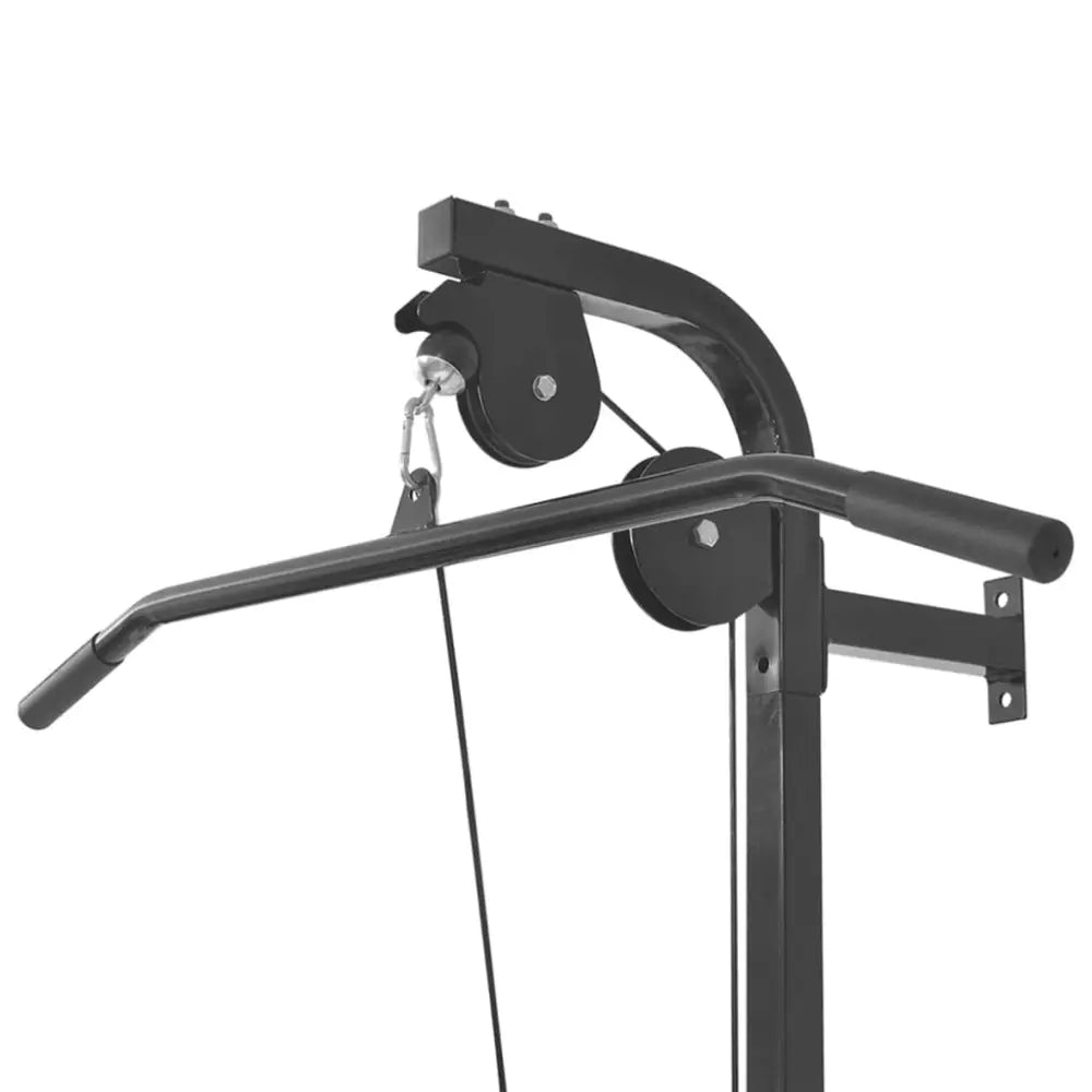 Lat pulldown machinehulpstuk met een gebogen stang en kabelsysteem.