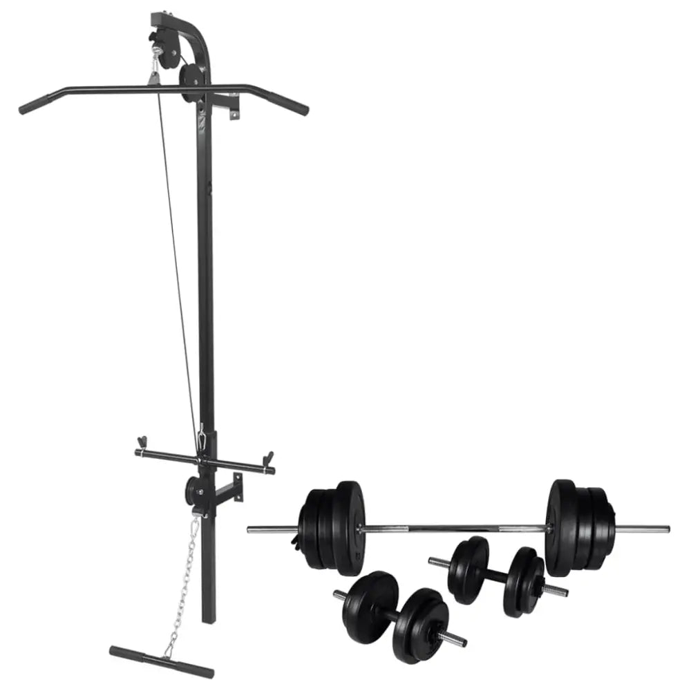 Lat pulldown machine met bevestigde gewichten en extra vrije gewichten op de vloer.