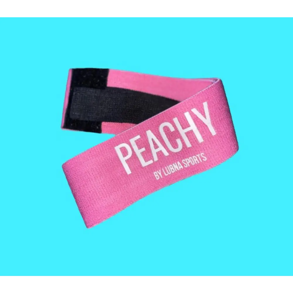 Roze weerstandsband met ’PEACHY’ tekst erop gedrukt.