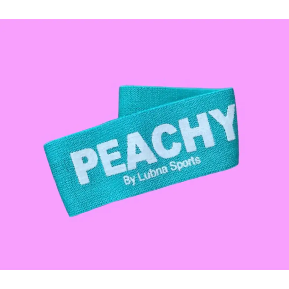 Booty band met de tekst ’PEACHY’ en het opschrift ’By Lubna Sports’.